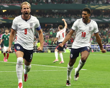 Ten-man England survive a late onslaught to defeat co-hosts Mexico 3-2 in a dramatic World Cup Round of 16 clash.